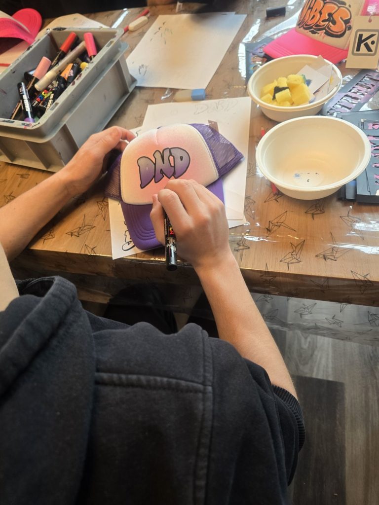 Mains au travail sur une casquette