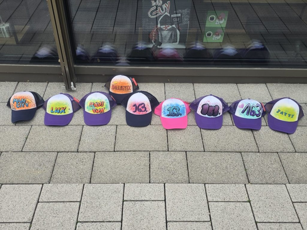 Casquettes alignées après un team building