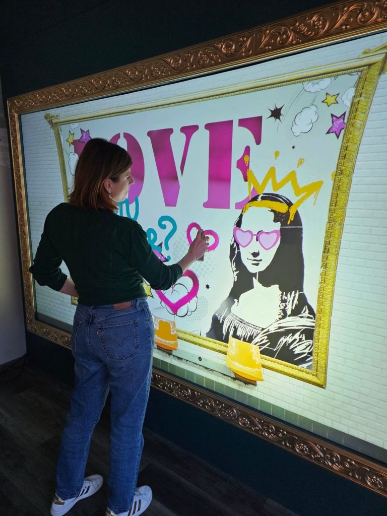 Création sur le mur Love de Digital Graffiti au Kesh Concept Store