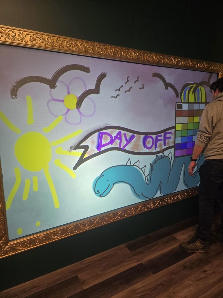Fresque Day Off sur le mur Digital Graffiti