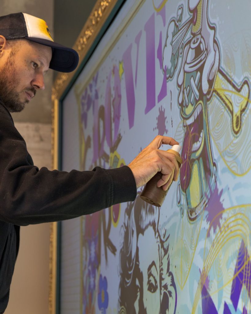 L'artiste Kesh en train de peindre une fresque