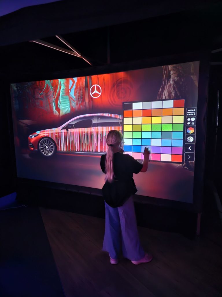 Lancement de produit : voiture personnalisée sur le mur Digital Graffiti