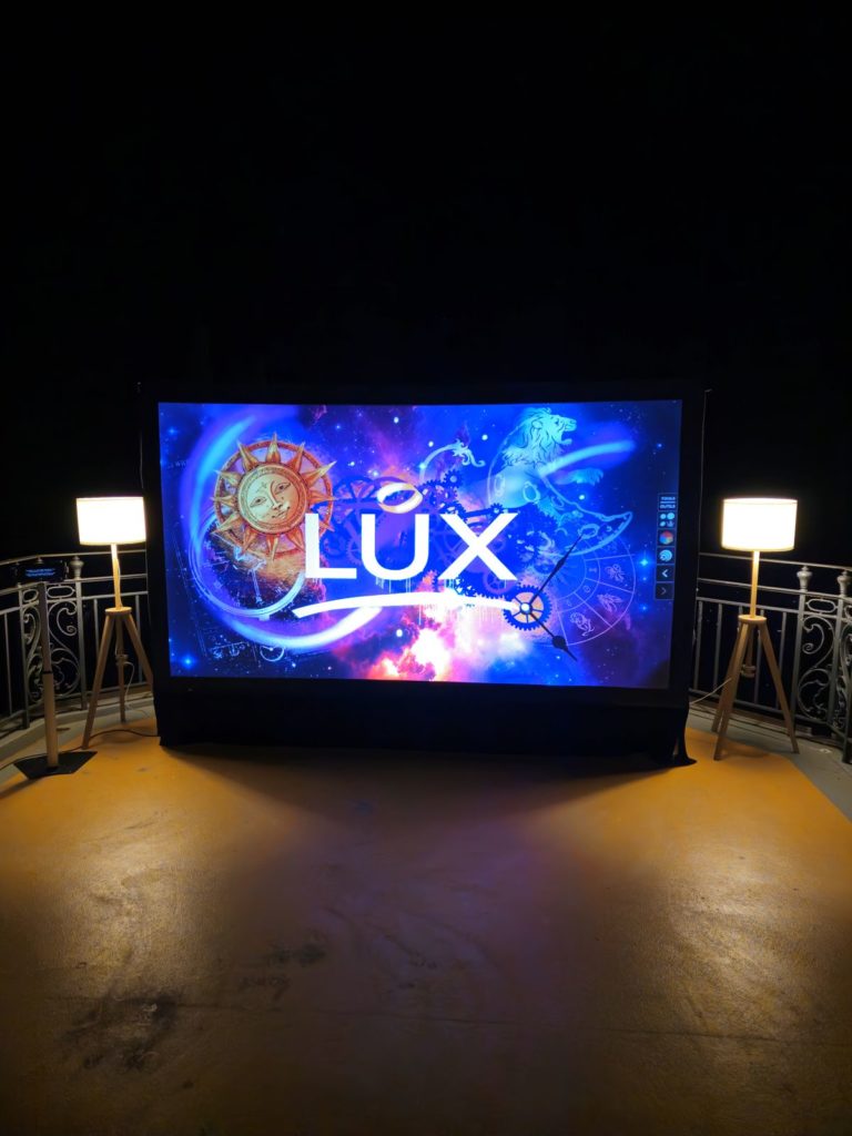 Mur Digital Graffiti mobile installé pour une soirée de gala en terrasse