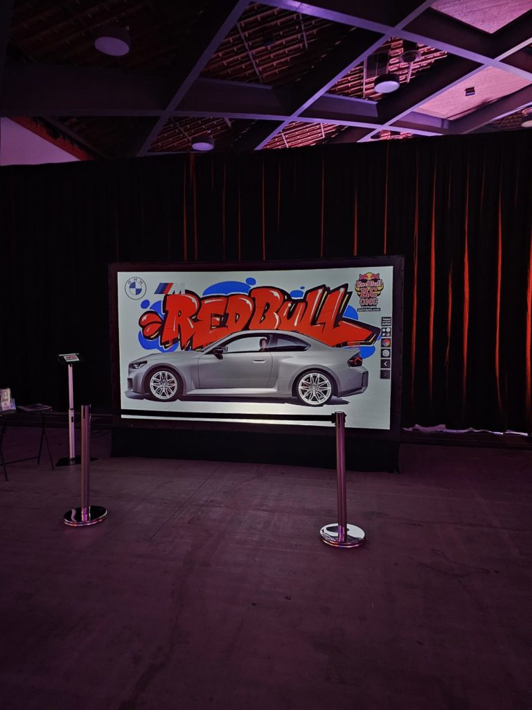 Voiture aux couleurs d'une marque sur le mur Digital Graffiti mobile