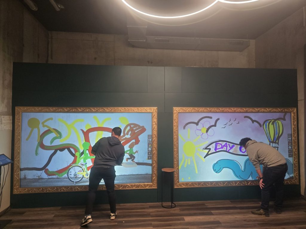 Équipe en pleine création sur les murs de Digital Graffiti